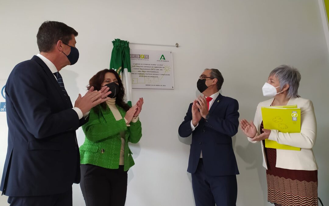 Imagen del vicepresidente de la Junta de Andalucía, la Consejera de Igualdad, el presidente y la gerente de la Fundación TAS en la inauguración de la segunda fase del Centro Integral de Brenes