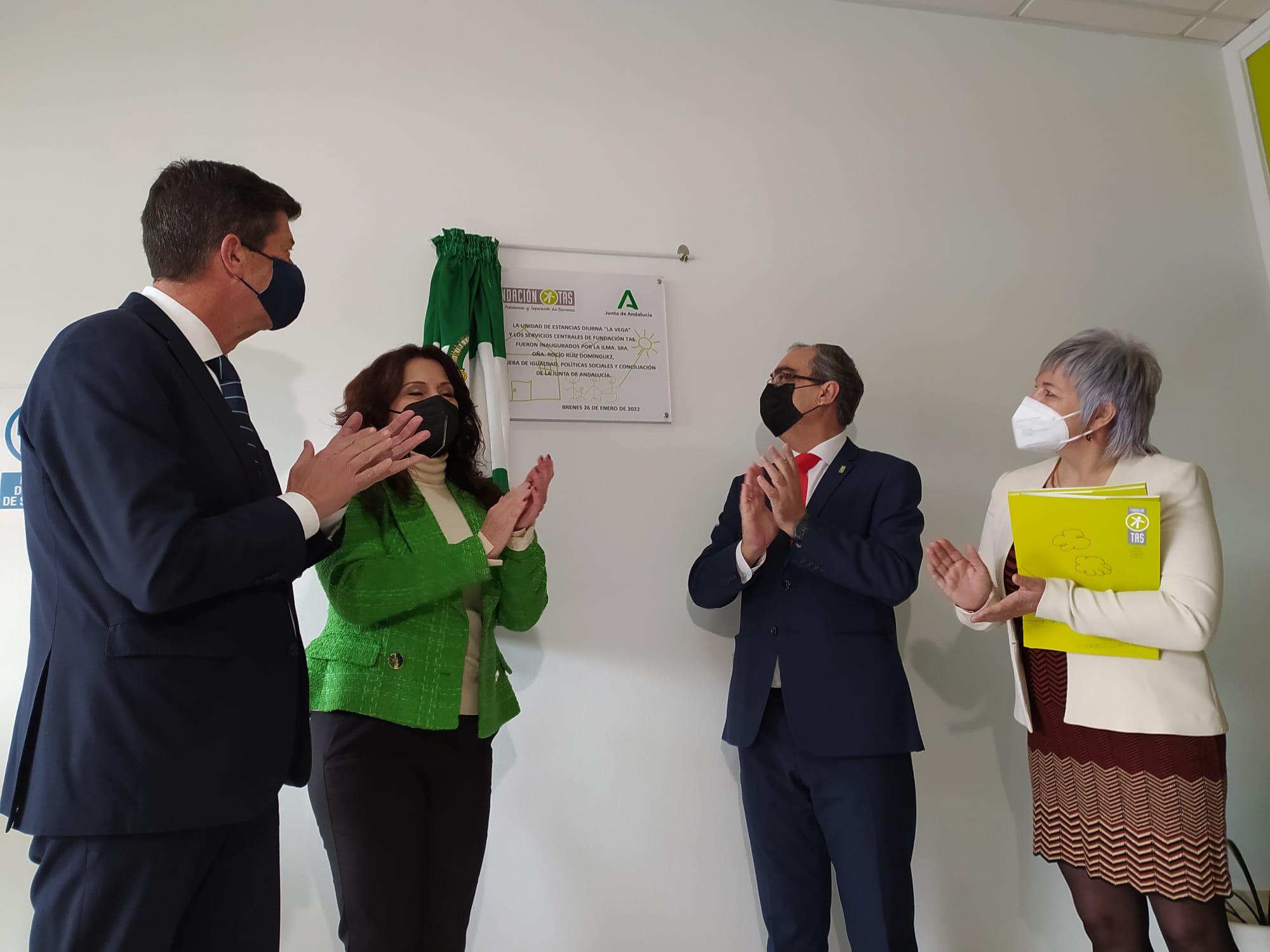 Imagen del vicepresidente de la Junta de Andalucía, la Consejera de Igualdad, el presidente y la gerente de la Fundación TAS en la inauguración de la segunda fase del Centro Integral de Brenes