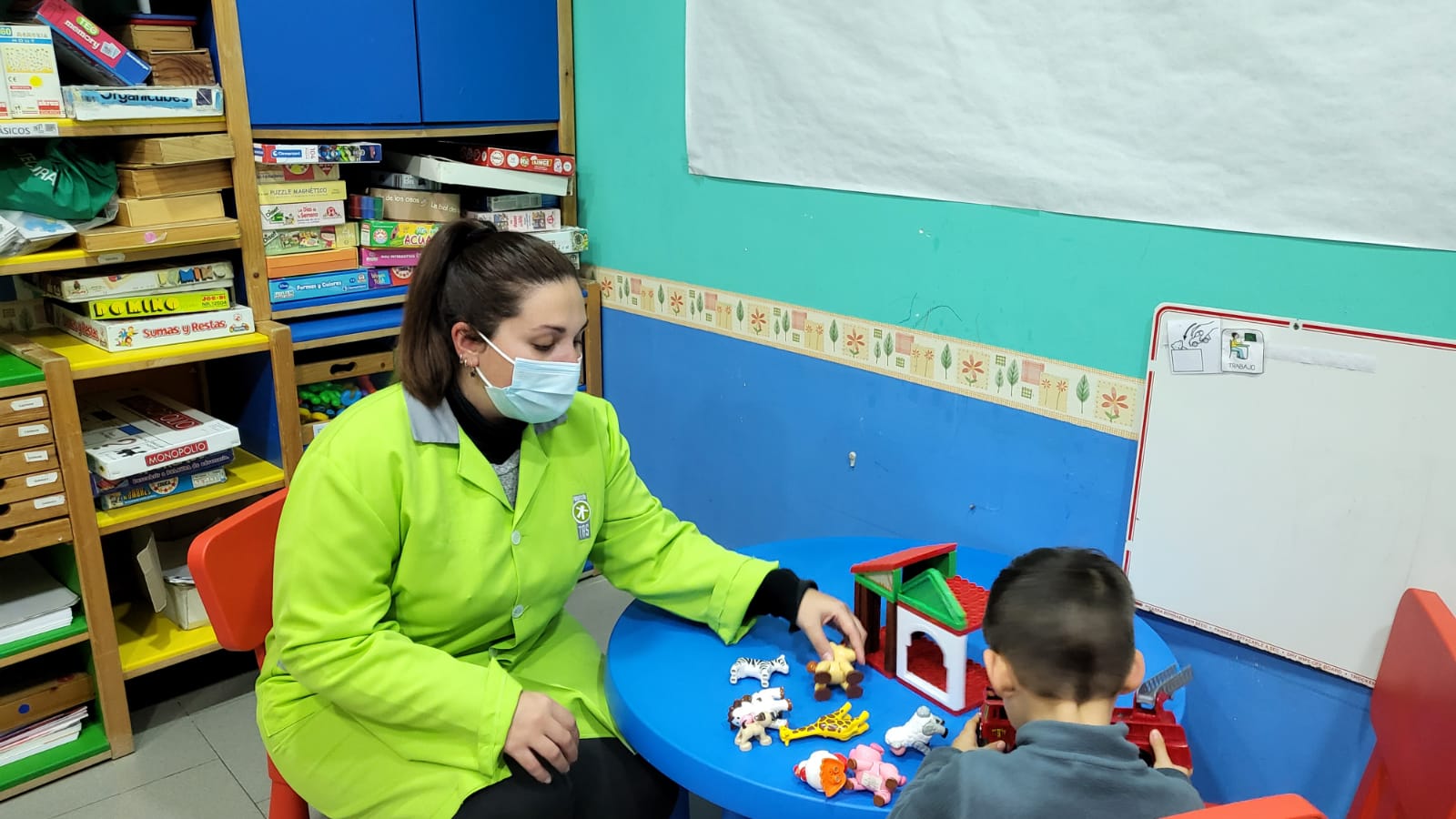 Profesional atendiendo a un niño pequeño en uno de los Centros Ide Atención Integral para Niños y Jóvenes